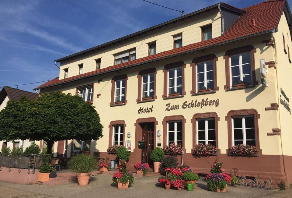 Hotel Restaurant Zum Schlossberg Wadern Buitenkant foto