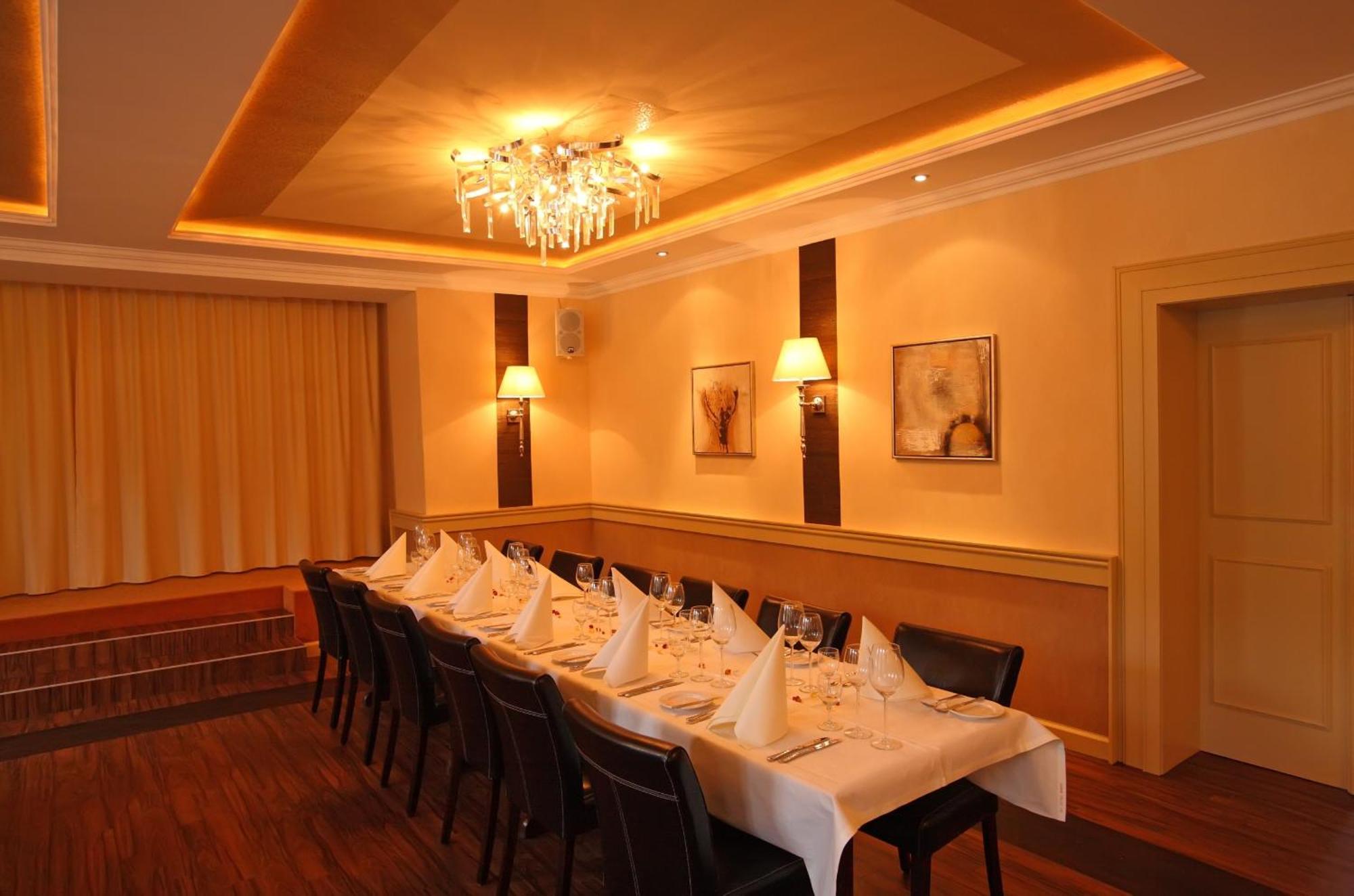 Hotel Restaurant Zum Schlossberg Wadern Buitenkant foto