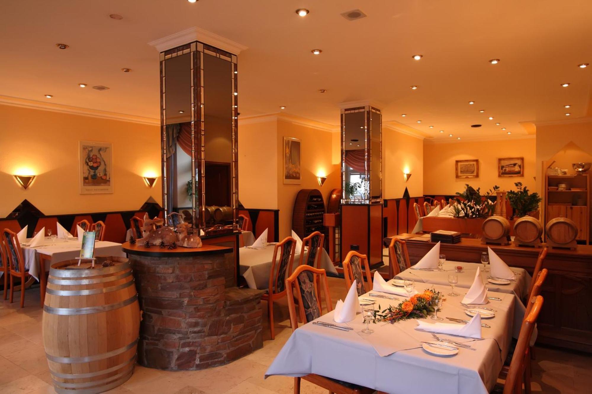 Hotel Restaurant Zum Schlossberg Wadern Buitenkant foto