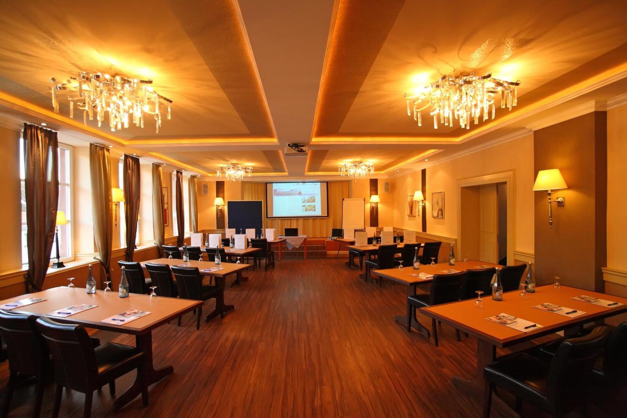 Hotel Restaurant Zum Schlossberg Wadern Buitenkant foto