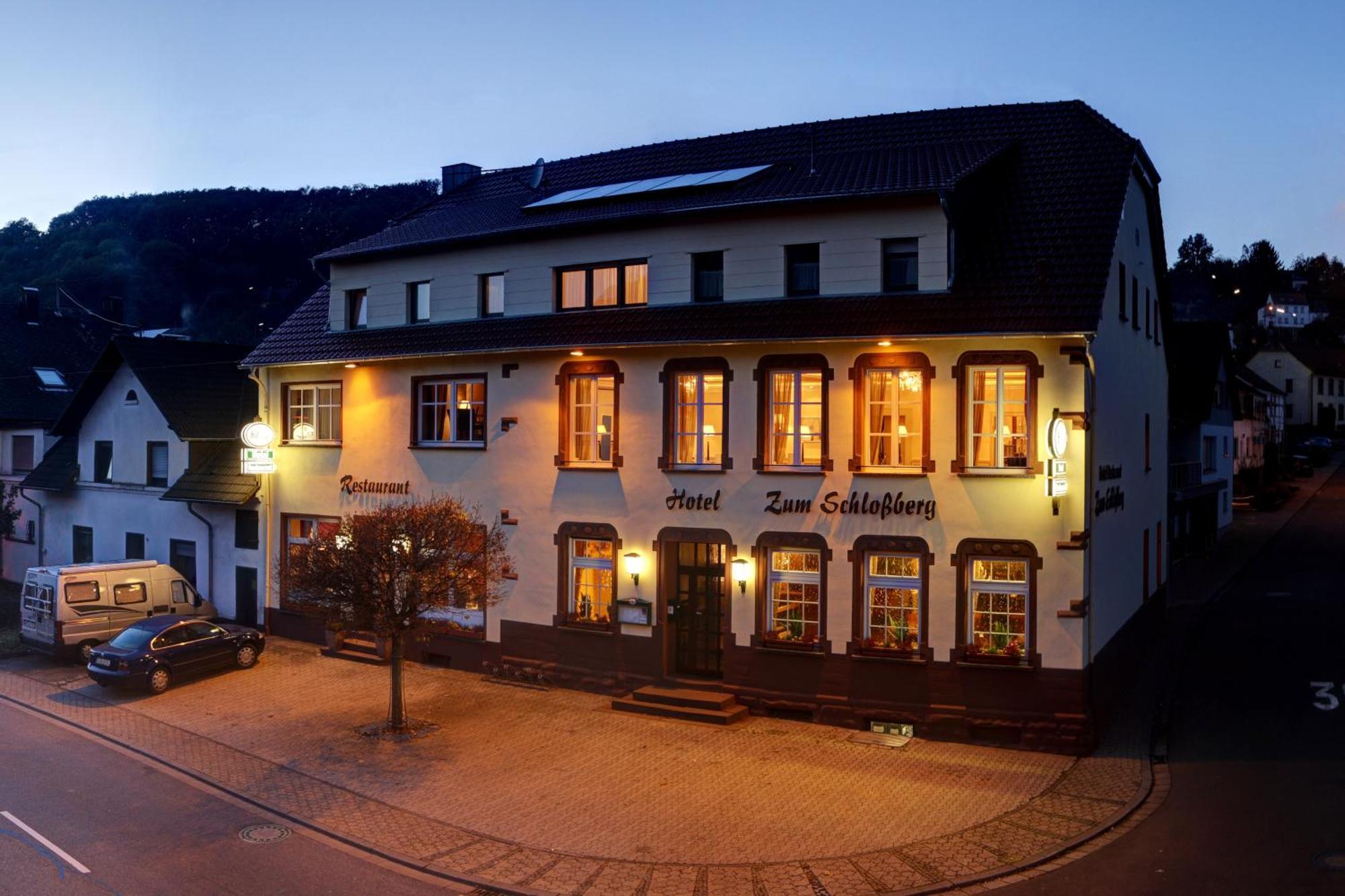 Hotel Restaurant Zum Schlossberg Wadern Buitenkant foto