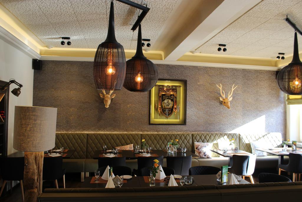 Hotel Restaurant Zum Schlossberg Wadern Buitenkant foto