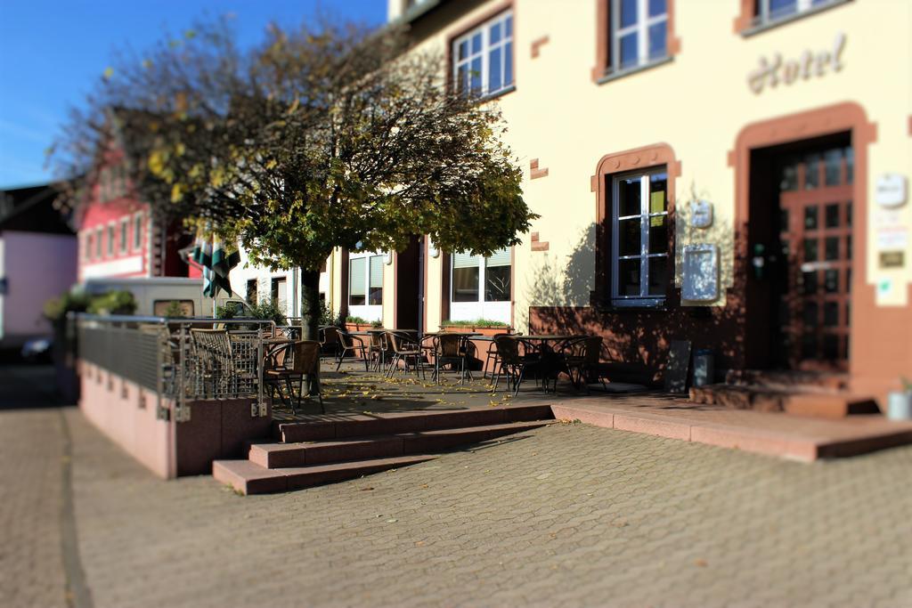 Hotel Restaurant Zum Schlossberg Wadern Buitenkant foto